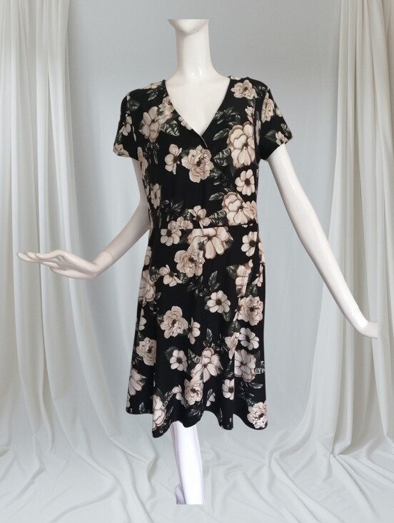 Lily Morgan Dresses & Skirts - Black Floral V-Neck Short Sleeve Mini Dress
